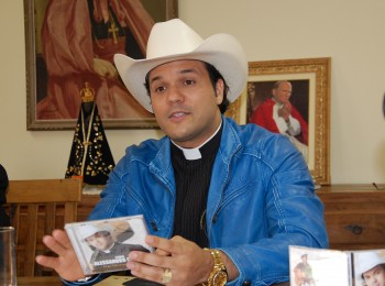 Nesta quarta-feira, dia 19, Pe. Alessandro Campos celebra na Comunidade Santa Rita de Cássia