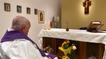 Papa Francisco concelebrou a missa na capela do hospital