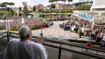 Papa Francisco recebe alta hospitalar
