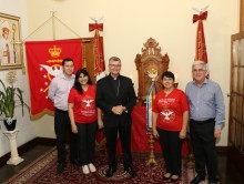O bispo diocesano, Dom Pedro Luiz Stringhini, entre festeiros, Marcelo Braz e Sueli Moraes Braz, e os capitães de mastro, Antônio Mercado e Maria Auxiliadora Mercado Martins.