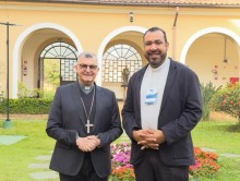O bispo diocesano, Dom Pedro Luiz Stringhini, e Pe. Reginaldo Martins da Silva, coordenador diocesano de pastoral, que participaram da Assembleia