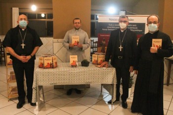 Pe. Salvador lança livro sobre experiência missionária em Pemba