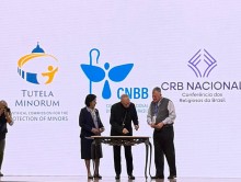Assinatura do protocolo de intenções entre a CNBB, a CRB e a Pontifícia Comissão para a Tutela dos Menores, durante a Assembleia Geral em Aparecida.